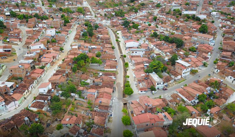 Prefeitura de Jequié inicia etapa de urbanização do canal da Rua Humberto de Campos, que ganhará bancos, paisagismos e parque infantil